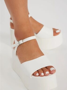 NWT Berness Georgina White Platform Sandals | Chunky 4” Platform